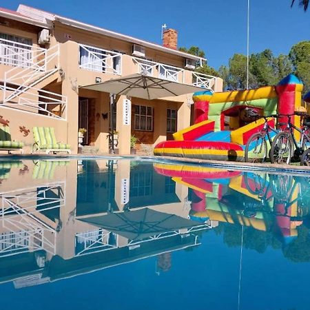 Victoria Oaks Guesthouse Victoria West ภายนอก รูปภาพ