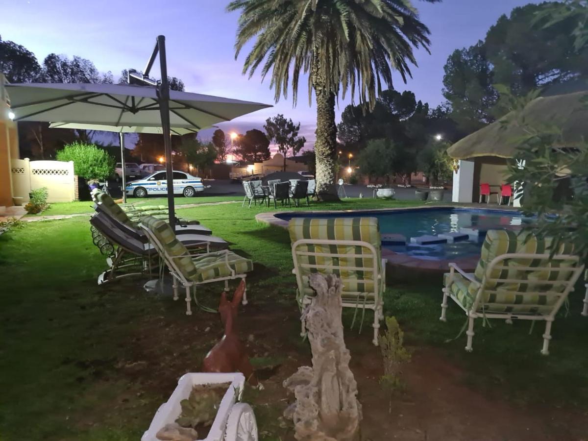 Victoria Oaks Guesthouse Victoria West ภายนอก รูปภาพ