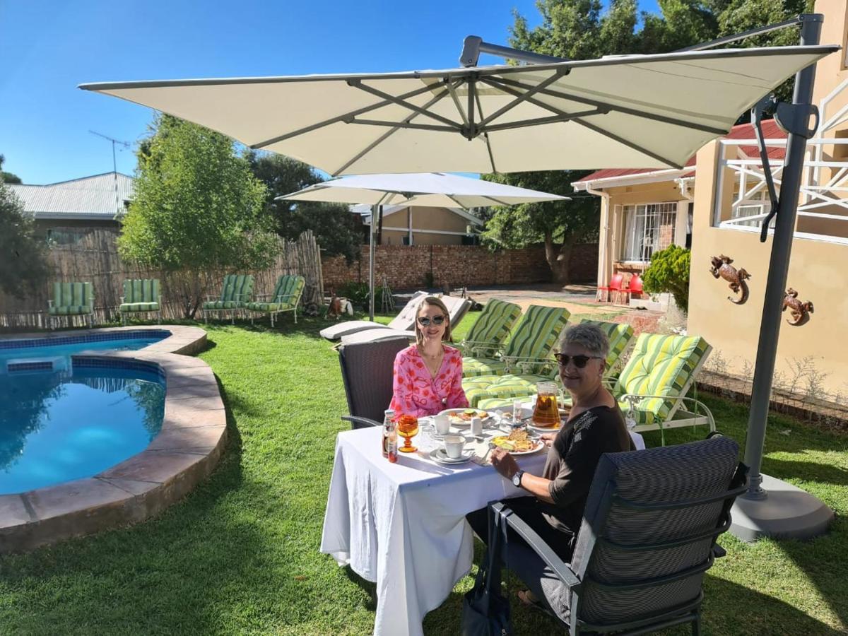 Victoria Oaks Guesthouse Victoria West ภายนอก รูปภาพ