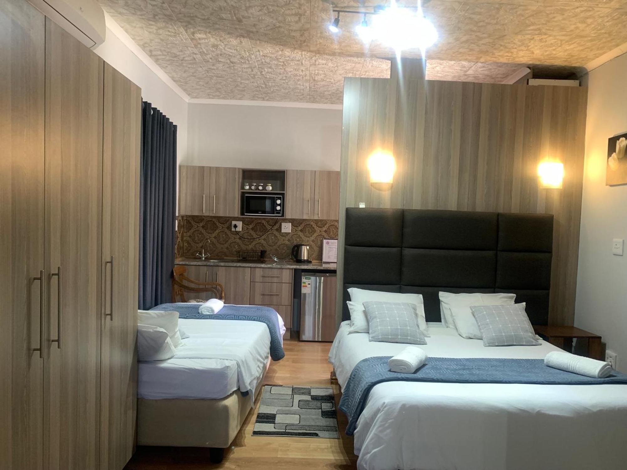 Victoria Oaks Guesthouse Victoria West ภายนอก รูปภาพ