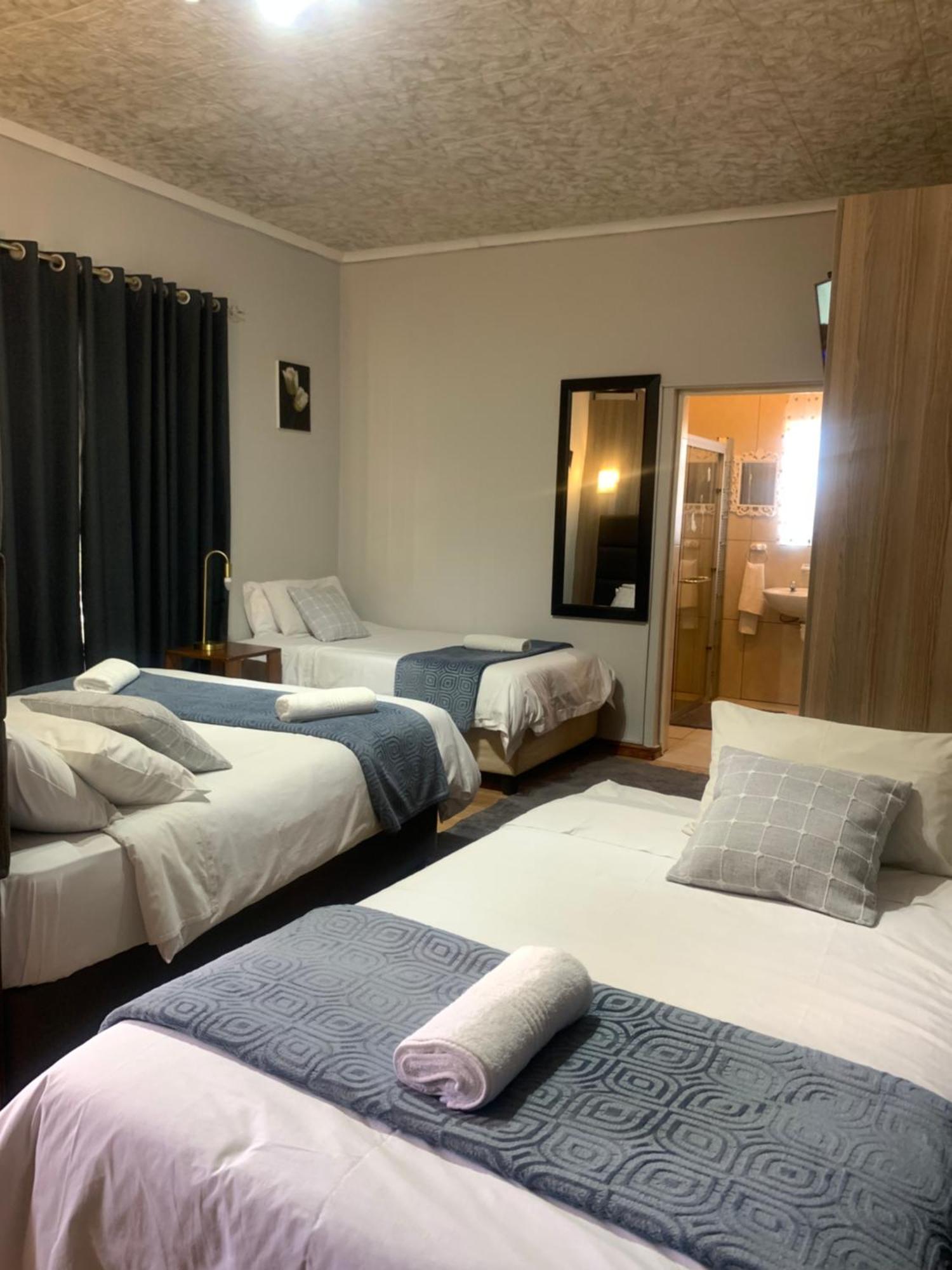 Victoria Oaks Guesthouse Victoria West ภายนอก รูปภาพ