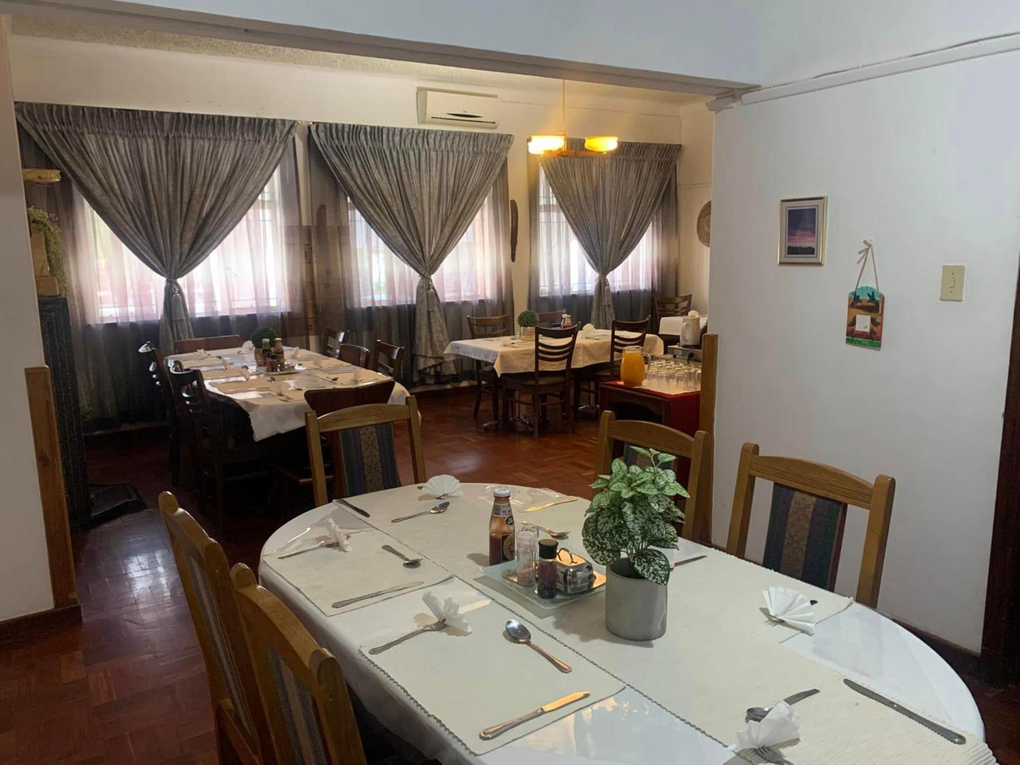 Victoria Oaks Guesthouse Victoria West ภายนอก รูปภาพ